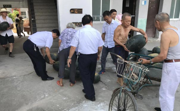 炎炎夏日，為福利院老人送清涼